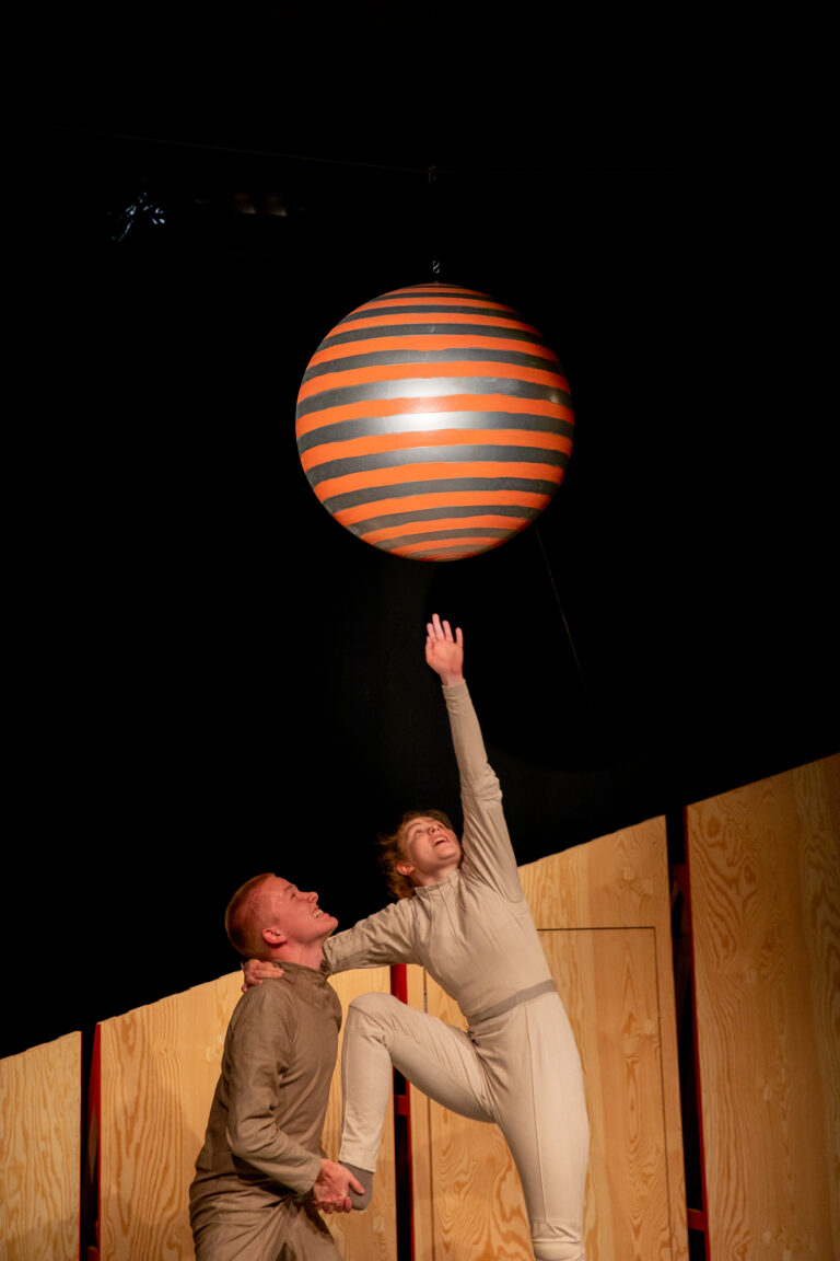 Stellwerk Weimar I HOPPLA I Regie Esther Jurkiewicz | Bühne + Kostüme Anne Ferber