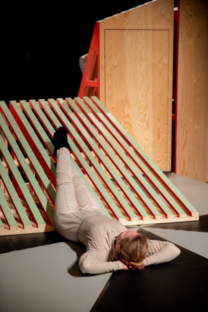 Stellwerk Weimar I HOPPLA I Regie Esther Jurkiewicz | Bühne + Kostüme Anne Ferber