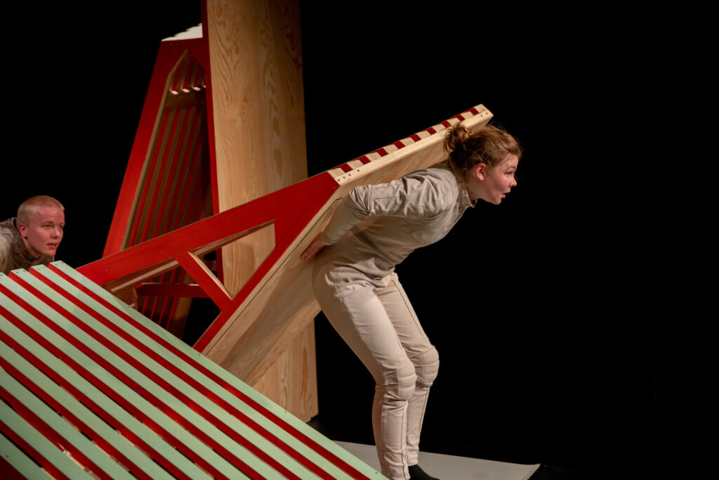 Stellwerk Weimar I HOPPLA I Regie Esther Jurkiewicz | Bühne + Kostüme Anne Ferber