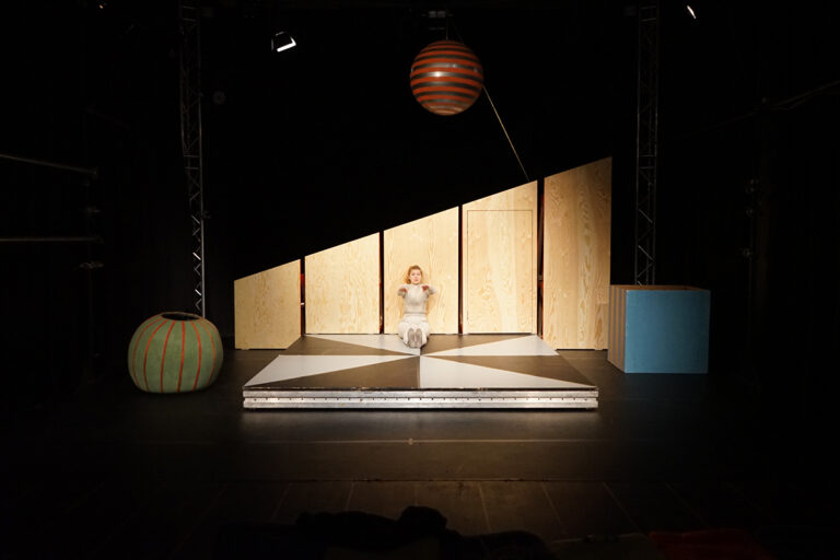 Stellwerk Weimar I HOPPLA I Regie Esther Jurkiewicz | Bühne + Kostüme Anne Ferber