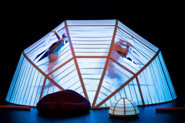 LASS ES RAUS!
[Bühnen- & Kostümbild]
Thalia Theater Halle 2020/21
Foto: Anna Kolata